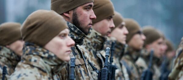 Солдаты Латвийской армии в строю - Sputnik Латвия