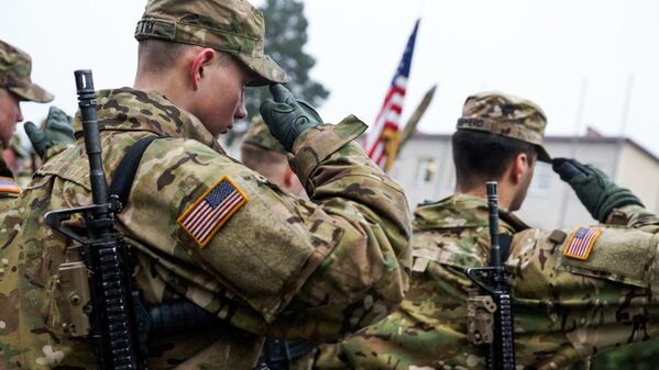 ASV armijas karavīri atdod godu ierindā - Sputnik Latvija