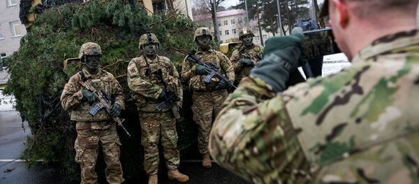 Солдаты американской армии фотографируются на фоне десантной машины M2 Bradley - Sputnik Латвия