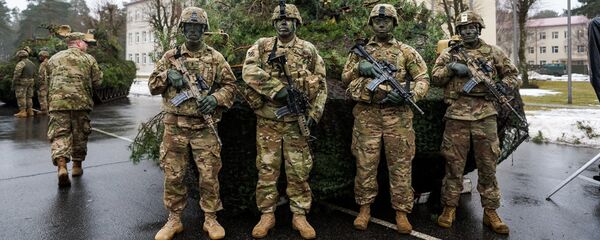 Солдаты американской армии у десантной машины M2 Bradley - Sputnik Латвия