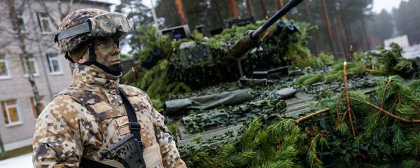 Латвийский солдат у бронетранспортёра CVRT Zobens (Меч) - Sputnik Латвия