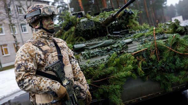 Латвийский солдат у бронетранспортёра CVRT Zobens (Меч) - Sputnik Латвия