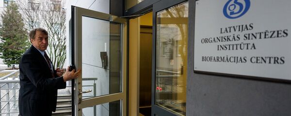 Ивар Калвиньш у входа в Центре биофармации - Sputnik Латвия