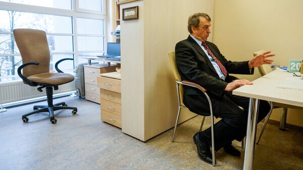 Скромный рабочий кабинет профессора Ивара Калвиньша - Sputnik Латвия
