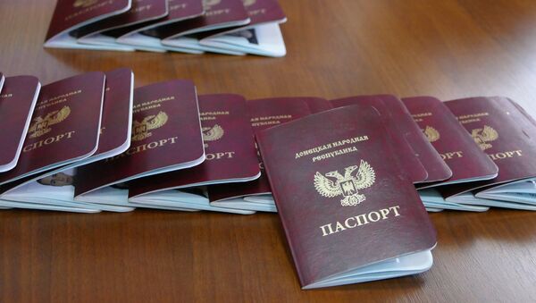 Паспорта граждан Донецкой народной республики, которые начали выдавать в Донецке - Sputnik Latvija