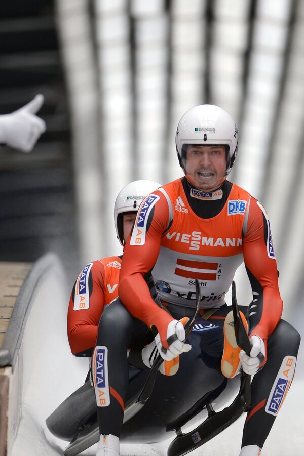 Юрис Шицс (слева) и Андрис Шицс (Латвия) на финише командной эстафетной гонки - Sputnik Латвия