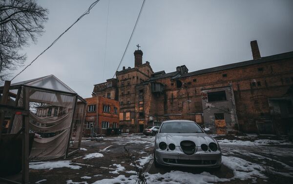 Дом, в котором проживали работники. Вид со двора - Sputnik Латвия