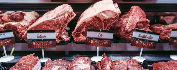 Мясо на прилавке в магазине - Sputnik Латвия