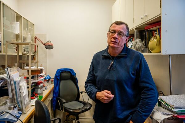 Зам.зав. лаборатории Карбофункциональных соединений, доктор хим.наук Эйнарс Ложа - один из авторов оригинального противоопухолевого препарата Белиностат - Sputnik Латвия