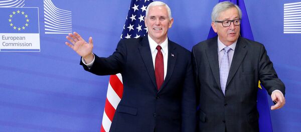 Вице-президент США Майк Пенс с председателем Европейской Комиссии Жан-Клодом Юнкером в штаб-квартире Еврокомиссии в Брюсселе, Бельгия - Sputnik Латвия