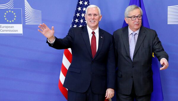 Вице-президент США Майк Пенс с председателем Европейской Комиссии Жан-Клодом Юнкером в штаб-квартире Еврокомиссии в Брюсселе, Бельгия - Sputnik Латвия