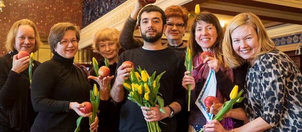 Члены сообщества #КакМнеТеатр наградили дипломом и бунинскими яблоками режиссера Аика Карапетяна - Sputnik Латвия