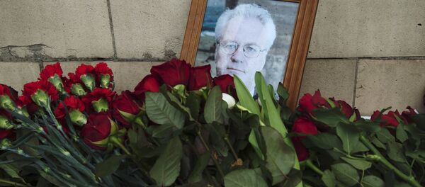 Цветы у здания МИД РФ в Москве в связи с кончиной постоянного представителя России при ООН Виталия Чуркина - Sputnik Латвия