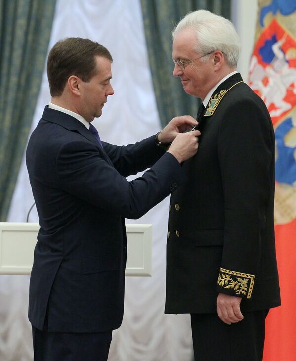 Дмитрий Медведев вручает орден За заслуги перед Отечеством IV степени постоянному представителю Российской Федерации при Организации Объединенных Наций в Нью-Йорке Виталию Чуркину 22 февраля 2012 - Sputnik Латвия