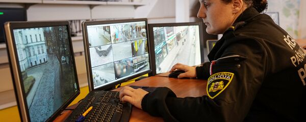 Сотрудница полиции ведет наблюдение за видеокамерами в Старой Риге - Sputnik Латвия