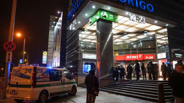 21 февраля в Риге после сообщения о бомбе на несколько часов закрывались Центральный железнодорожный вокзал и прилегающий к нему торговый центр Origo - Sputnik Латвия