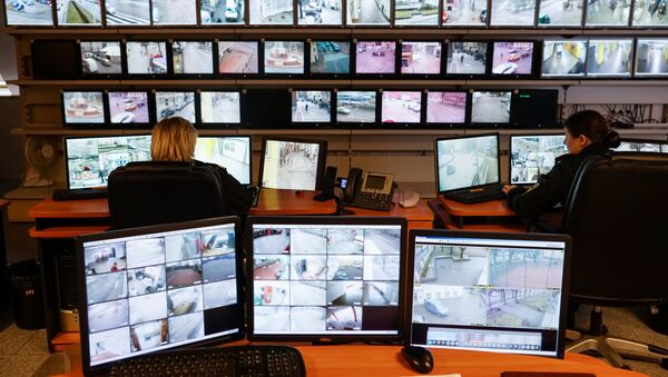 На страже правопорядка: как работает Центр видеонаблюдения рижской полиции - Sputnik Латвия