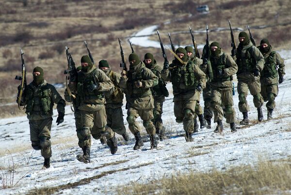 Melnās jūras flotes krasta apsardzes brigādes karavīri demonstrācijas priekšnesumā Tēvzemes  aizstāvju dienai veltītā pasākumā Angarska poligonā Krimā - Sputnik Latvija