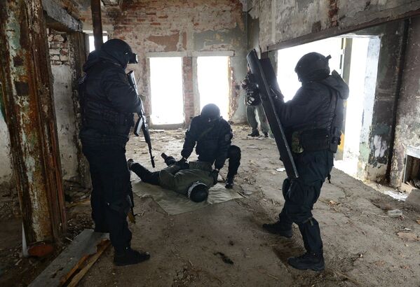 Speciālās ātrās reaģēšanas vienības Bulat karavīri sagatavošanas kursos par godu Tēvzemes  aizstāvju dienai Krievijas Nacionālās gvardes karaspēku poligonā Sofrino - Sputnik Latvija