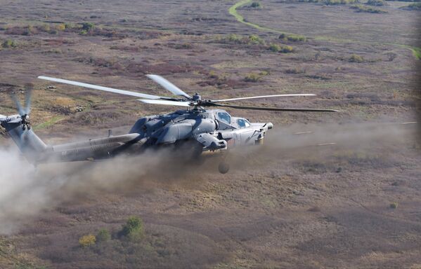 Trieciena helikopters Mi-28N Nakts mednieks veic apšaudi armijas aviācijas ekipāžu treniņu lidojumu laikā, izmantojot sauszemes mērķu likvidēšanai paredzētos aviācijas līdzekļus Korenovskas pilsētā Krasnodaras novadā. Uzņēmums no gaisa - Sputnik Latvija