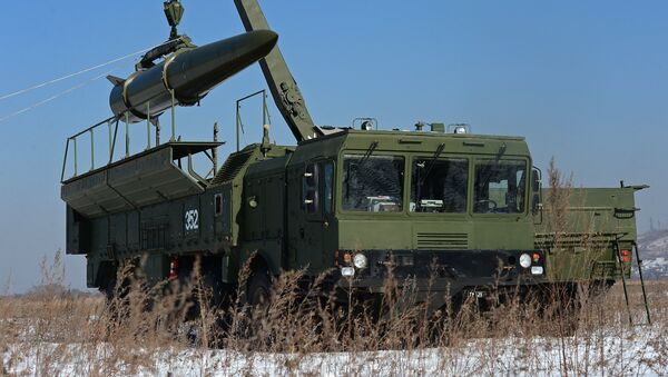 Загрузка ракеты транспортно-заряжающий машиной на самоходную пусковую установку оперативно-тактического ракетного комплекса Искандер-М - Sputnik Latvija