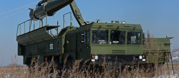 Загрузка ракеты транспортно-заряжающий машиной на самоходную пусковую установку оперативно-тактического ракетного комплекса Искандер-М Загрузка ракеты транспортно-заряжающий машиной на самоходную пусковую установку оперативно-тактического ракетного комплекса Искандер-М - Sputnik Latvija