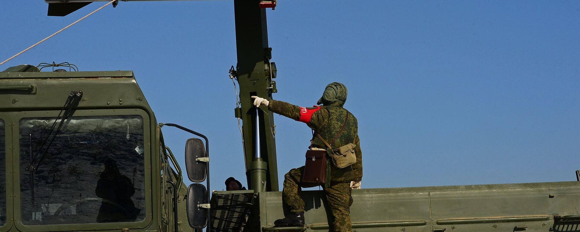Загрузка ракеты транспортно-заряжающий машиной на самоходную пусковую установку оперативно-тактического ракетного комплекса Искандер-М - Sputnik Латвия, 1920, 15.06.2020