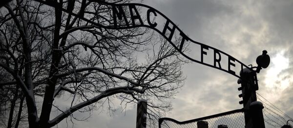 Центральные ворота бывшего концентрационного лагеря Аушвиц-Биркенау в Освенциме Центральные ворота бывшего концентрационного лагеря Аушвиц-Биркенау в Освенциме - Sputnik Latvija