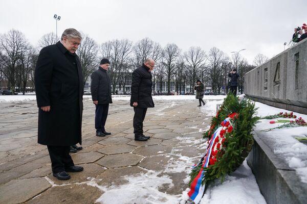 Посол России Евгений Лукьянов и советник-посланник Республики Беларусь Ярослав Мицкевич возложили венки к Памятнику Освободителям Посол России Евгений Лукьянов и советник-посланник Республики Беларусь Ярослав Мицкевич возложили венки к Памятнику Освободителям - Sputnik Latvija