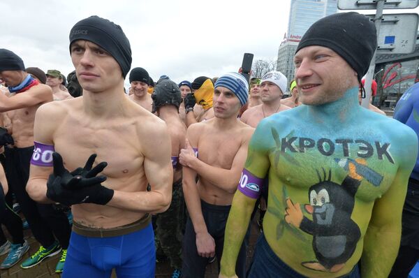 Участники забега в Минске Участники забега в Минске - Sputnik Латвия