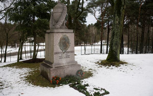 Место упокоения Аугуста Домбровскиса в парке Зиемельблазма в районе Вецмилгравис - Sputnik Латвия