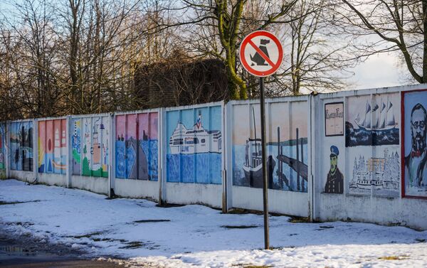 Забор, раскрашенный школьниками, в районе Вецмилгравис - Sputnik Латвия