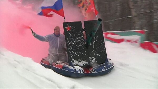 Катание с горки верхом на пушке: в Москве прошел фестиваль необычных саней - Sputnik Латвия