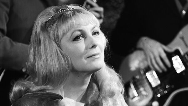 Вия Артмане, сыгравшая Джулию Ламберт в фильме Театр - Sputnik Латвия