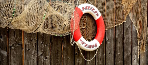 Рыболовная сеть на заборе Рыболовная сеть на заборе - Sputnik Latvija