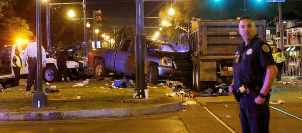 Automašīna ietriekusies cilvēku pūlī Ņūorleānas parādē - Sputnik Latvija