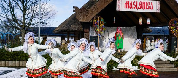 Хороводы, танцы и угощения: в Риге празднуют Масленицу Хороводы, танцы и угощения: в Риге празднуют Масленицу - Sputnik Латвия