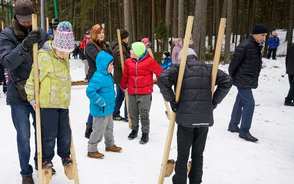 Традиционное развлечение на Масленицу - ходьба на ходулях - Sputnik Латвия