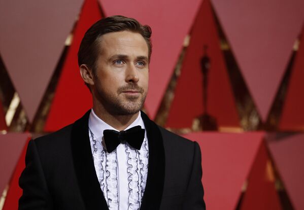Raiens Goslings kreklā ar bērnišķīgu kravati - Sputnik Latvija
