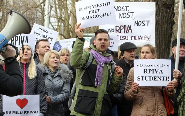 Студенты и работники РАПУО на пикете у здания Кабинета министров - Sputnik Латвия