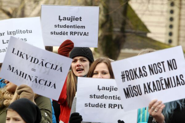 Студенты и работники РАПУО на пикете у здания Кабинета министров - Sputnik Латвия