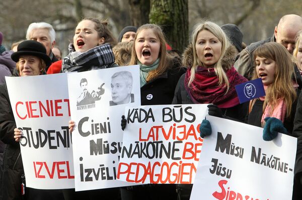 Студенты и работники РАПУО на пикете у здания Кабинета министров Студенты и работники РАПУО на пикете у здания Кабинета министров - Sputnik Латвия