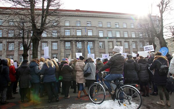 Студенты и работники РАПУО на пикете у здания Кабинета министров - Sputnik Латвия
