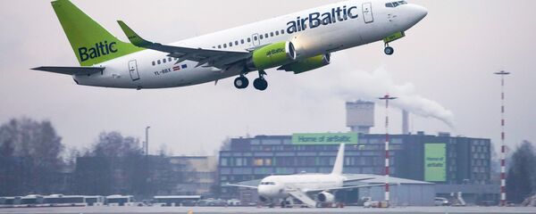 Взлет самолета Boeing 737-36Q авиакомпании AirBaltic из аэропорта Рига Взлет самолета Boeing 737-36Q авиакомпании AirBaltic из аэропорта Рига - Sputnik Latvija