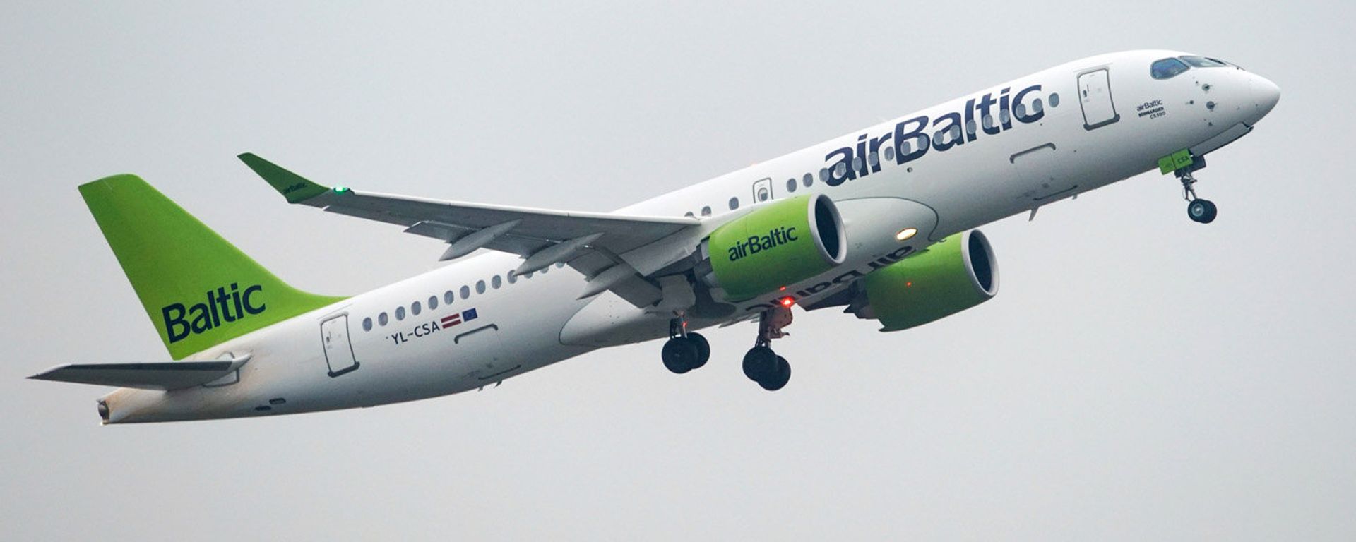 Взлет самолета Boeing 737-36Q авиакомпании AirBaltic из аэропорта Рига - Sputnik Латвия, 1920, 17.08.2026