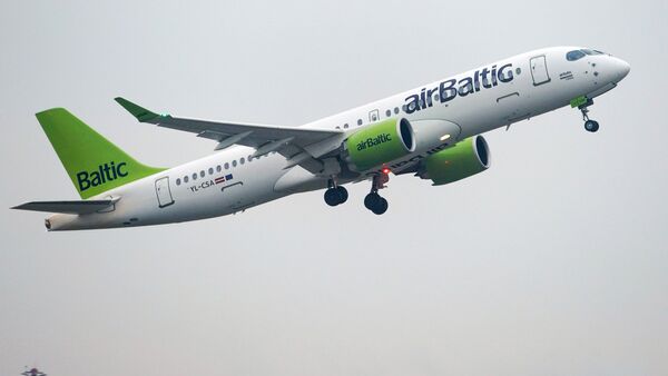 Взлет самолета Boeing 737-36Q авиакомпании AirBaltic из аэропорта Рига - Sputnik Латвия