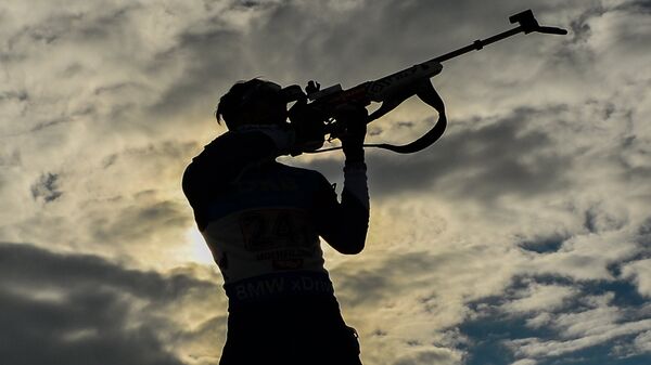 Андрей Расторгуев на огневом рубеже эстафеты среди мужчин на чемпионате мира по биатлону Андрей Расторгуев на огневом рубеже эстафеты среди мужчин на чемпионате мира по биатлону - Sputnik Латвия