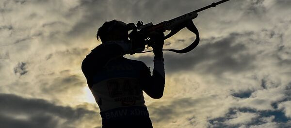 Андрей Расторгуев на огневом рубеже эстафеты среди мужчин на чемпионате мира по биатлону - Sputnik Латвия