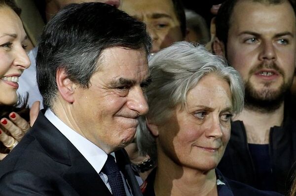 Франсуа Фийон со своей супругой Пенелопой - Sputnik Латвия