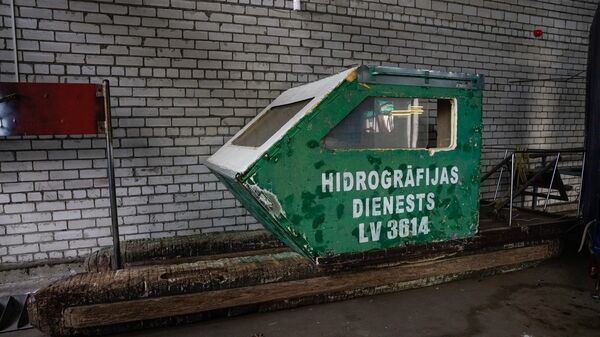 Катамаран с двумя гондолами, сделанный гидрографами буквально своими руками в начале 1990-х. Его собрали из пенопласта и полиуретана Катамаран с двумя гондолами, сделанный гидрографами буквально своими руками в начале 1990-х. Его собрали из пенопласта и полиуретана - Sputnik Латвия